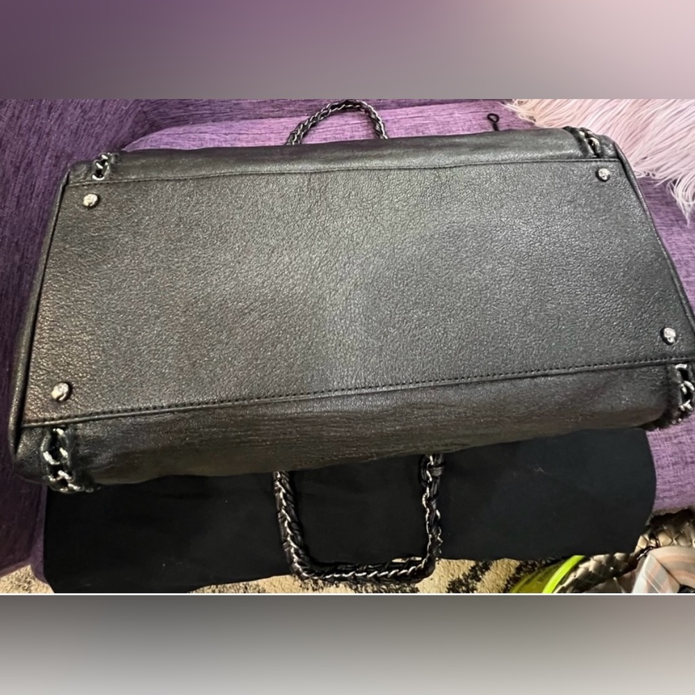 CHANEL Black Leather Shoulder Bag - Picture 6 of 13